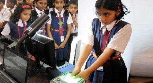 आधार के अभाव में बच्चों को दाखिला देने से इनकार नहीं कर सकते स्कूल : UIDAI आधार के अभाव में बच्चों को दाखिला देने से इनकार नहीं कर सकते स्कूल : UIDAI