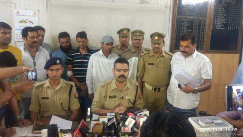 गाजियाबाद पुलिस ने 1 सुनार सहित 4 शातिर चोर किए गिरफ्तार, 5 लाख रु. कीमत के चोरी के आभूषण व नकदी बरामद गाजियाबाद पुलिस ने 1 सुनार सहित 4 शातिर चोर किए गिरफ्तार, 5 लाख रु. कीमत के चोरी के आभूषण व नकदी बरामद