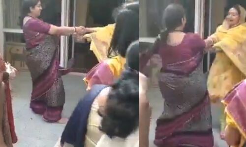 स्मृति ईरानी ने हरसिमरत कौर और किरण खेर के साथ यूं किया गिद्दा, Video हो रहा है वायरल स्मृति ईरानी ने हरसिमरत कौर और किरण खेर के साथ यूं किया गिद्दा, Video हो रहा है वायरल