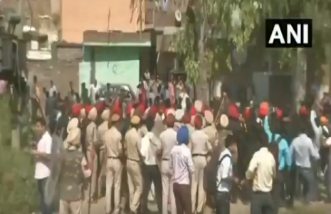 अमृतसर हादसा : पटरियों पर विरोध कर रहे लोगों को हटाने पहुंची पुलिस पर पथराव अमृतसर हादसा : पटरियों पर विरोध कर रहे लोगों को हटाने पहुंची पुलिस पर पथराव