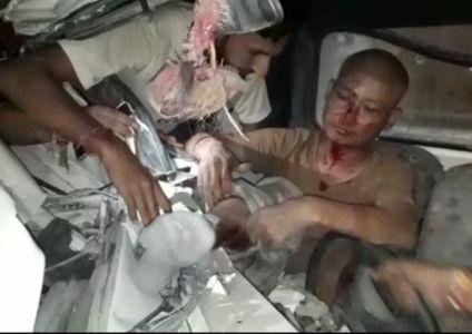 VIDEO : हादसे के बाद गाड़ी की सीट में फंसा ड्राइवर, इस तरह निकाला गया बाहर VIDEO : हादसे के बाद गाड़ी की सीट में फंसा ड्राइवर, इस तरह निकाला गया बाहर