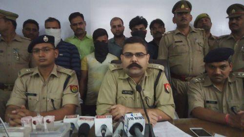 गाजियाबाद पुलिस को बड़ी सफलता, पुलिस मुठभेड़ में फरार अभियुक्त 2 साथियों सहित गिरफ्तार