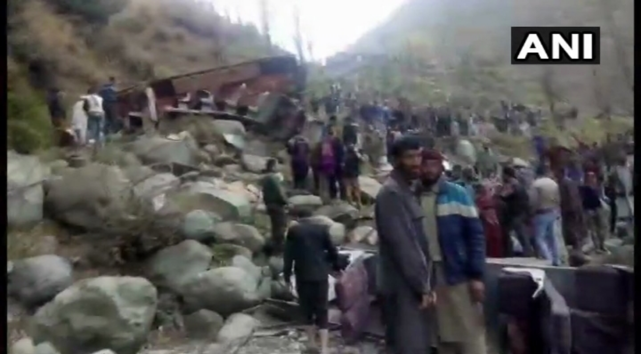 जम्मू-कश्मीर में बड़ा हादसा: पुंछ मे बस खाई मे गिरी 11 लोगों की मौत, राहत बचाव कार्य जारी