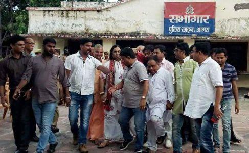 SC-ST एक्ट का विरोध कर रहे कथावाचक देवकीनंदन ठाकुर आगरा में गिरफ्तार, फिर हुए रिहा SC-ST एक्ट का विरोध कर रहे कथावाचक देवकीनंदन ठाकुर आगरा में गिरफ्तार, फिर हुए रिहा