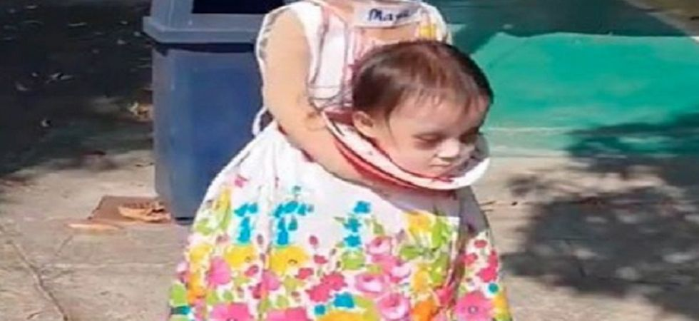 हैरतअंगेज VIDEO: अपना ही कटा सिर लेकर सड़क पर घूम रही थी बच्ची, लोगों की अटक गई सांसें! हैरतअंगेज VIDEO: अपना ही कटा सिर लेकर सड़क पर घूम रही थी बच्ची, लोगों की अटक गई सांसें!