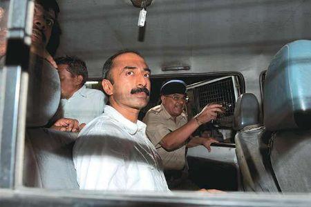 गुजरात : पुलिस हिरासत में लिए गए पूर्व IPS संजीव भट्ट गुजरात : पुलिस हिरासत में लिए गए पूर्व IPS संजीव भट्ट