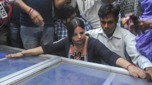 CM केजरीवाल के मजहबी ट्वीट पर मृतक विवेक तिवारी की पत्नी ने दिया ये जवाब! CM केजरीवाल के मजहबी ट्वीट पर मृतक विवेक तिवारी की पत्नी ने दिया ये जवाब!