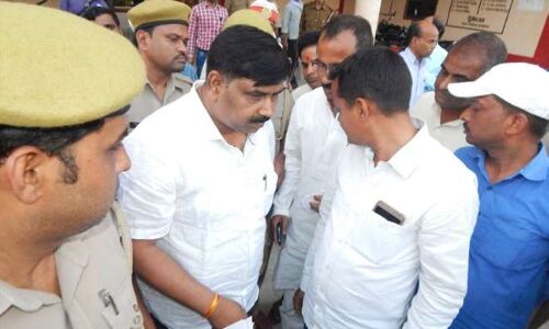 यूपी : बलिया डीएम के आवास पर BJP कार्यकर्ता ने की अभद्रता, पुलिस ने गिरफ्तार कर भेजा जेल