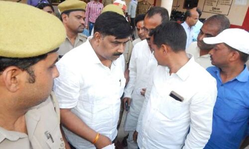 यूपी : बलिया डीएम के आवास पर BJP कार्यकर्ता ने की अभद्रता, पुलिस ने गिरफ्तार कर भेजा जेल यूपी : बलिया डीएम के आवास पर BJP कार्यकर्ता ने की अभद्रता, पुलिस ने गिरफ्तार कर भेजा जेल