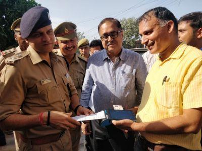 अब एटा में भी लागू हुई ई-चालान व्यवस्था, डीएम तथा एसएसपी ने किया शुभारंभ अब एटा में भी लागू हुई ई-चालान व्यवस्था, डीएम तथा एसएसपी ने किया शुभारंभ
