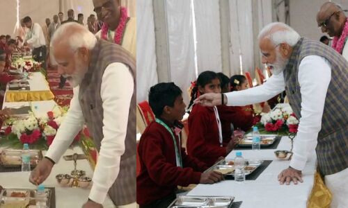 पीएम मोदी ने वृंदावन में अक्षय पात्र में अपने हाथों से बच्चों को परोसा खाना और फिर खिलाया भी