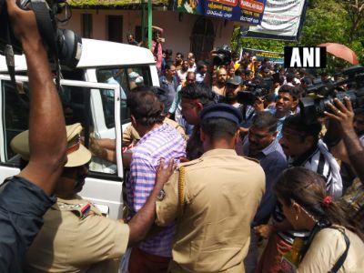 सबरीमाला मंदिर में महिलाओं की एंट्री को लेकर जबरदस्त विरोध-प्रदर्शन, हिरासत में 50 प्रदर्शनकारी सबरीमाला मंदिर में महिलाओं की एंट्री को लेकर जबरदस्त विरोध-प्रदर्शन, हिरासत में 50 प्रदर्शनकारी