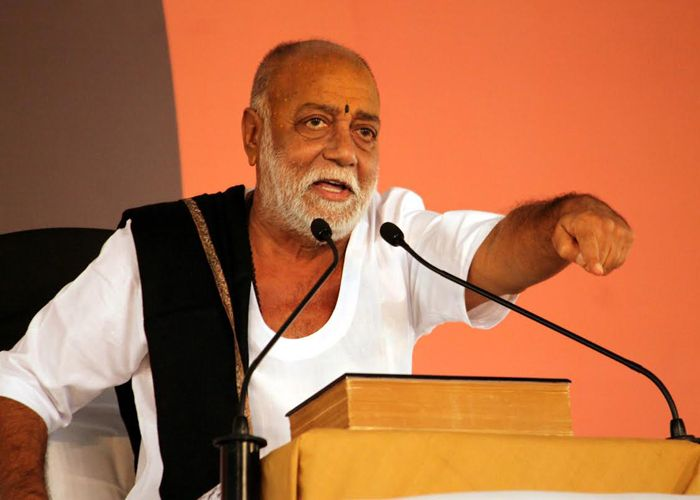 अयोध्या में मुरारी बापू की रामकथा में शामिल होने पहुंची मुंबई की सेक्स वर्कर्स