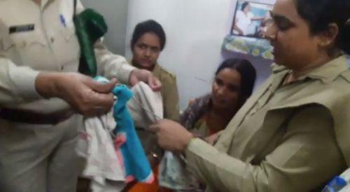 सहारनपुर : बच्चा चोर महिला रंगे हाथ गिरफ्तार, सीसीटीवी में कैद हुई करतूत