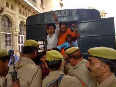 कुलपति का विरोध कर रहे पूर्व छात्रसंघ अध्यक्ष रोहित मिश्रा सहित कई छात्र नेता हुए गिरफ्तार