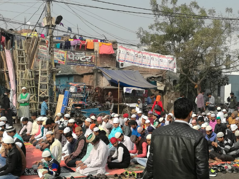 कोर्ट के आदेशों को ढ़ेगा दिखाकर नोएडा में कई स्थानों पर पढ़ी नमाज कोर्ट के आदेशों को ढ़ेगा दिखाकर नोएडा में कई स्थानों पर पढ़ी नमाज