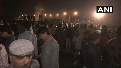 अमृतसर में बड़ा ट्रेन हादसा : रावण दहन देख रहे लोगों पर चढ़ी ट्रेन, 50 लोगों की मौत की आशंका अमृतसर में बड़ा ट्रेन हादसा : रावण दहन देख रहे लोगों पर चढ़ी ट्रेन, 50 लोगों की मौत की आशंका
