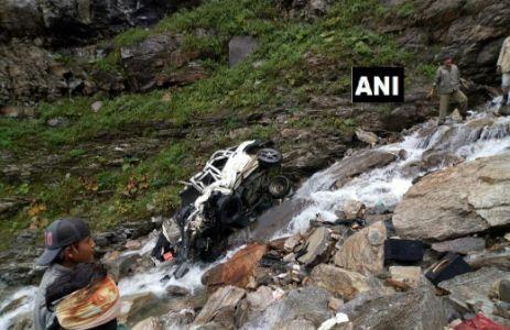 हिमाचल प्रदेश में दर्दनाक हादसा, कुल्लू में गहरी खाई में गिरी कार, 11 की मौत