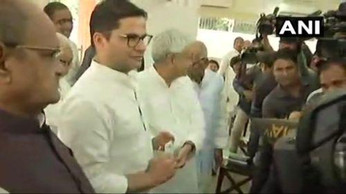 सीएम नीतीश कुमार की मौजूदगी में प्रशांत किशोर ने थामा JDU का हाथ सीएम नीतीश कुमार की मौजूदगी में प्रशांत किशोर ने थामा JDU का हाथ