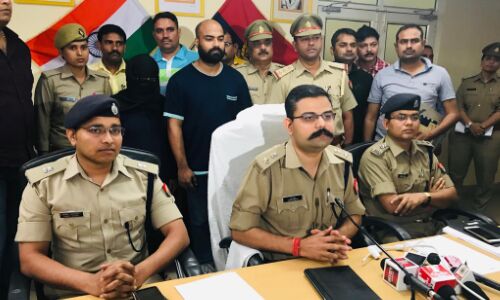 नोएडा : कृष्ण के चक्कर में फंसा फर्जी IFS, संयुक्त सचिव विदेश मंत्रालय बताने वाली महिला पति सहित गिरफ्तार नोएडा : कृष्ण के चक्कर में फंसा फर्जी IFS, संयुक्त सचिव विदेश मंत्रालय बताने वाली महिला पति सहित गिरफ्तार