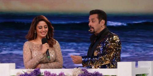 Bigg Boss 12 Live Update : सलमान खान की परफॉर्मेंस से बिग बॉस का हुआ आगाज Bigg Boss 12 Live Update : सलमान खान की परफॉर्मेंस से बिग बॉस का हुआ आगाज