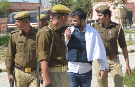 यूपी पुलिस की गिरफ्त से पूर्व विधायक फरार, तीन पुलिस कर्मी सस्पेंड