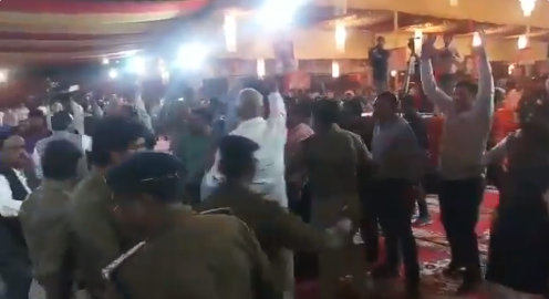 लखनऊ में रेल मंत्री पीयूष गोयल पर हमला, मंच पर फेंके गमले -मुर्दाबाद के लगाए नारे लखनऊ में रेल मंत्री पीयूष गोयल पर हमला, मंच पर फेंके गमले -मुर्दाबाद के लगाए नारे