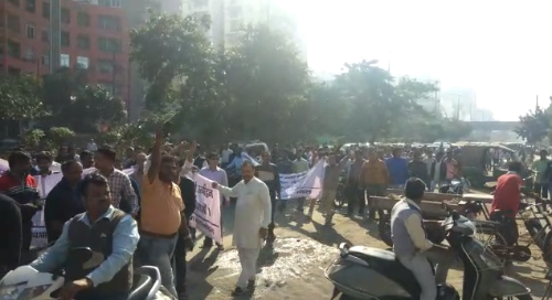 गाजियाबाद : इंदिरापुरम में घरों में चल रही 30 दुकानें सील, विरोध में व्यापारियों ने निकाला मार्च