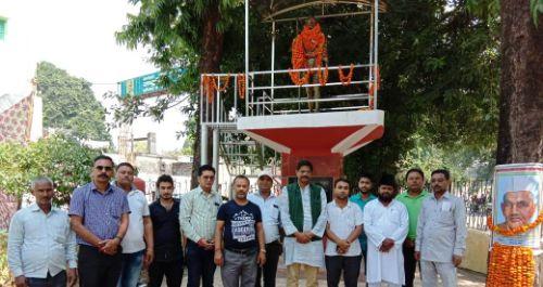 गांधी उद्यान में जनप्रतिनिधि पार्टी ने लाल बहादुर शास्त्री का भी लगाया चित्र, दोनों को दी श्रद्धांजलि गांधी उद्यान में जनप्रतिनिधि पार्टी ने लाल बहादुर शास्त्री का भी लगाया चित्र, दोनों को दी श्रद्धांजलि