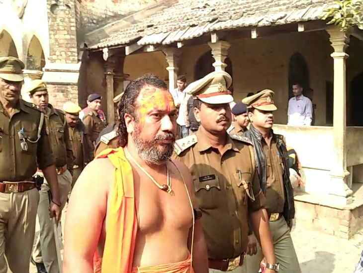 अयोध्या : आत्मदाह की धमकी देने वाले महंत परमहंस दास को पुलिस ने किया गिरफ्तार