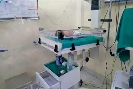 डिलीवरी के समय मोबाइल में बिजी थी डॉक्टर, गर्भ से निकल डस्टबिन में गिरा बच्चा डिलीवरी के समय मोबाइल में बिजी थी डॉक्टर, गर्भ से निकल डस्टबिन में गिरा बच्चा