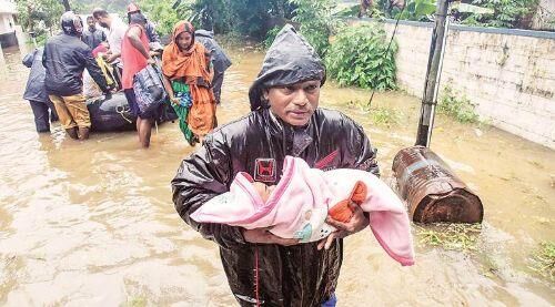 केरल तबाही का सिलसिला  जारी :  अब तक 94 की मौत, अटलजी के अंतिम संस्‍कार के तुरंत बाद बाढ़ पीड़ितों का हाल जानने जाएंगे PM मोदी