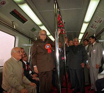 दिल्ली मेट्रो में सफर करने वाले पहले व्यक्ति थे  अटल जी