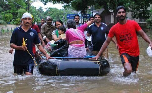 केरल में बाढ़ से मरने वालो की संख्या पहुंची 167 , रेस्क्यू ऑपरेशन के लिए हर जिले में तैनात हेलीकॉप्टर