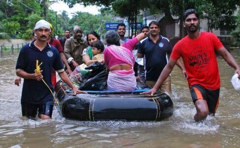 केरल में बाढ़ से मरने वालो की संख्या पहुंची 167 , रेस्क्यू ऑपरेशन के लिए हर जिले में तैनात हेलीकॉप्टर केरल में बाढ़ से मरने वालो की संख्या पहुंची 167 , रेस्क्यू ऑपरेशन के लिए हर जिले में तैनात हेलीकॉप्टर