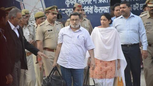 आरुषि केस: तलवार दंपती को बरी किए जाने के खिलाफ CBI की अपील पर सुनवाई को SC आरुषि केस: तलवार दंपती को बरी किए जाने के खिलाफ CBI की अपील पर सुनवाई को SC