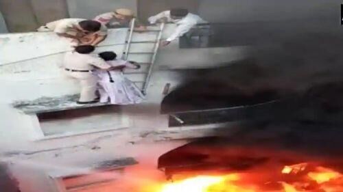 दिल्ली पुलिस ने आग मैं जल रही एक दम्पति को सकुशल बाहर निकला