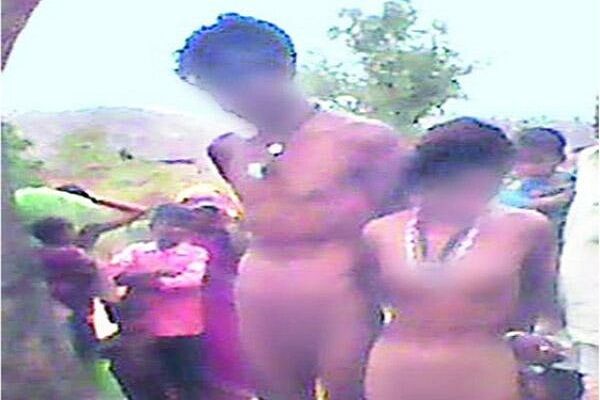 गाँव वालो की दबंगई, लड़का और लड़की को निवस्त्र कर दो दिन तक पेड़ से बांधा गाँव वालो की दबंगई, लड़का और लड़की को निवस्त्र कर दो दिन तक पेड़ से बांधा