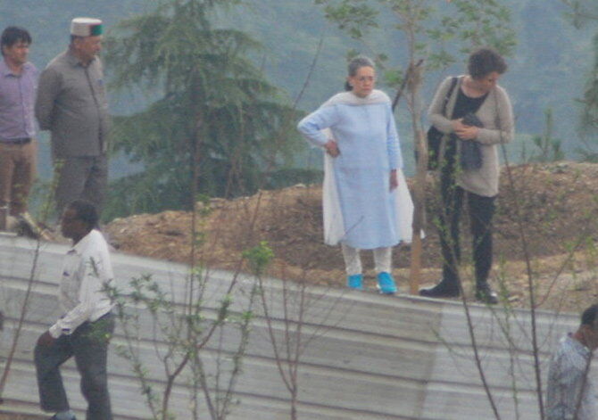 शिमला में प्रियंका का विवादित, घर देखने पहुंचीं सोनिया गांधी