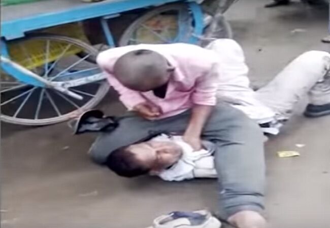 Video: ठेले वाले ने मुफ्त में केला खाने वाला पुलिस को इस तरह सिखाया सबक