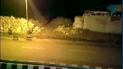इंडिया में रात भर घूमते रहे 8 शेर एक गाँव में, देखें वीडियो