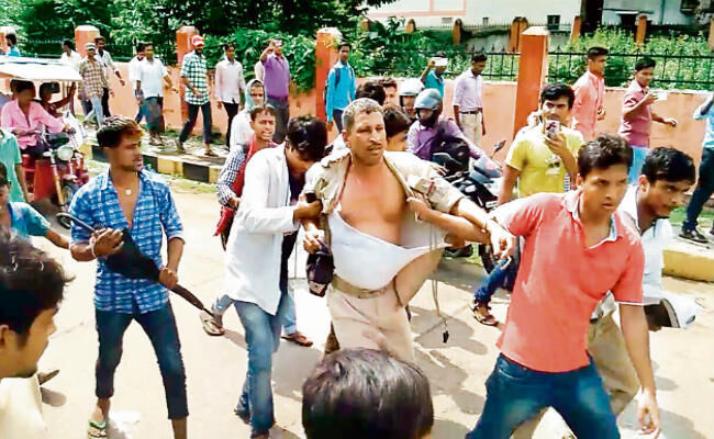 पटना में जूनियर डॉक्टरों की गुंडई, दारोगा को घसीट-घसीट कर पीटा पटना में जूनियर डॉक्टरों की गुंडई, दारोगा को घसीट-घसीट कर पीटा