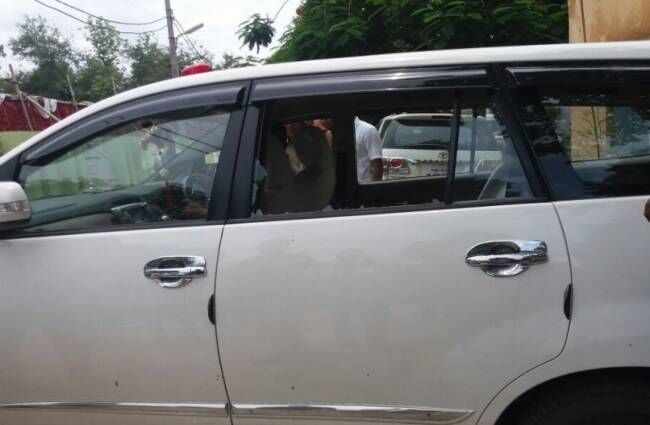 कपड़ा मंत्री संतोष गंगवार पर हमला, गाड़ी तोड़ी मंत्री घायल