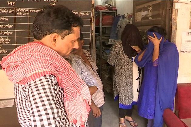 अपार्टमेंट में चल रहे देह व्यापार में 2 युवतियों सहित 5 गिरफ्तार, शबाब के साथ शराब