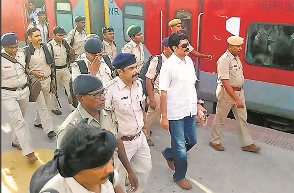 शहाबुद्दीन ने किया कैदी वेन में वैठने से इंकार फिर क्या हुआ जानें शहाबुद्दीन ने किया कैदी वेन में वैठने से इंकार फिर क्या हुआ जानें