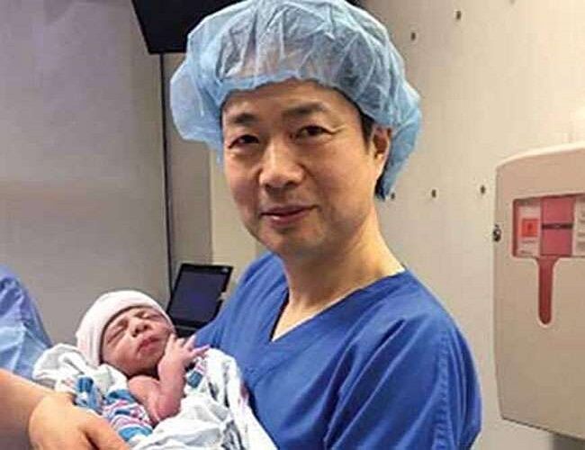 दुनिया का पहला ऐसा बच्चा, जिसे 3 लोगों ने दिया जन्म, जानकर हैरान रह जाएंगे