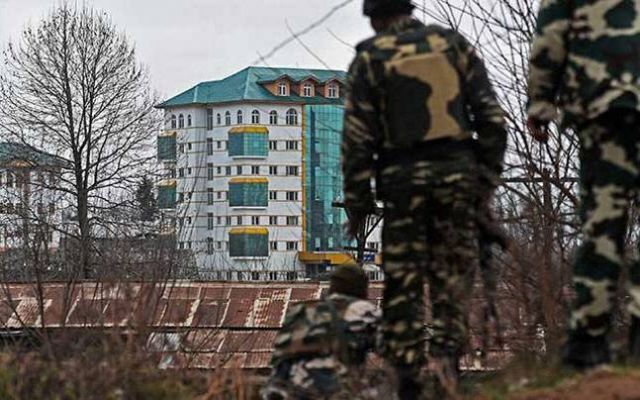 पंपोर: सरकारी इमारत में आतंकवादियों का हमला, 1 जवान घायल, 2 आतंकी अंदर मौजूद