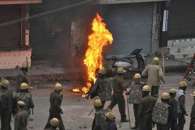 अतिक्रमण हटाने गयी पुलिस पर फायरिंग, फरह थानाध्यक्ष संतोष कुमार यादव की मौत, एसपी मुकुल द्विवेदी समेत 4 पुलिस कर्मी गम्भीर घायल अतिक्रमण हटाने गयी पुलिस पर फायरिंग, फरह थानाध्यक्ष संतोष कुमार यादव की मौत, एसपी मुकुल द्विवेदी समेत 4 पुलिस कर्मी गम्भीर घायल