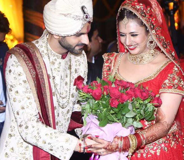 PICS: बारिश की बूंदों के बीच शादी के बंधन में बंधे दिव्यांका-विवेक, देर रात हुए फेरे PICS: बारिश की बूंदों के बीच शादी के बंधन में बंधे दिव्यांका-विवेक, देर रात हुए फेरे