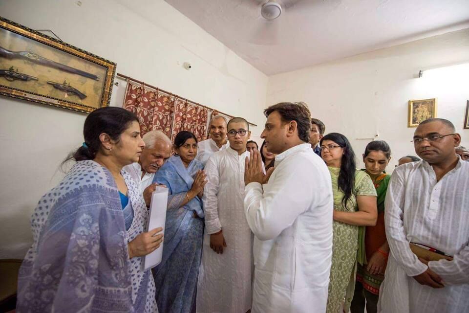 जब मुख्यमंत्री अखिलेश हो गये भावुक, मिले शहीद के परिवार से जब मुख्यमंत्री अखिलेश हो गये भावुक, मिले शहीद के परिवार से